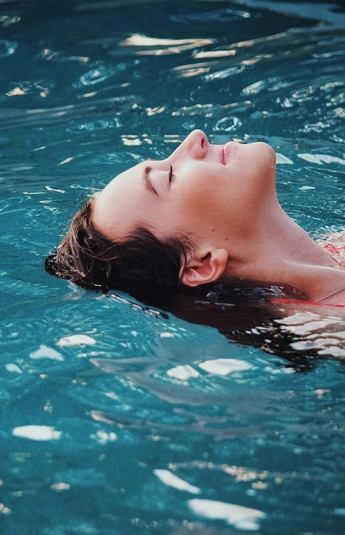 Kvinna som förskjutit sin mens badar