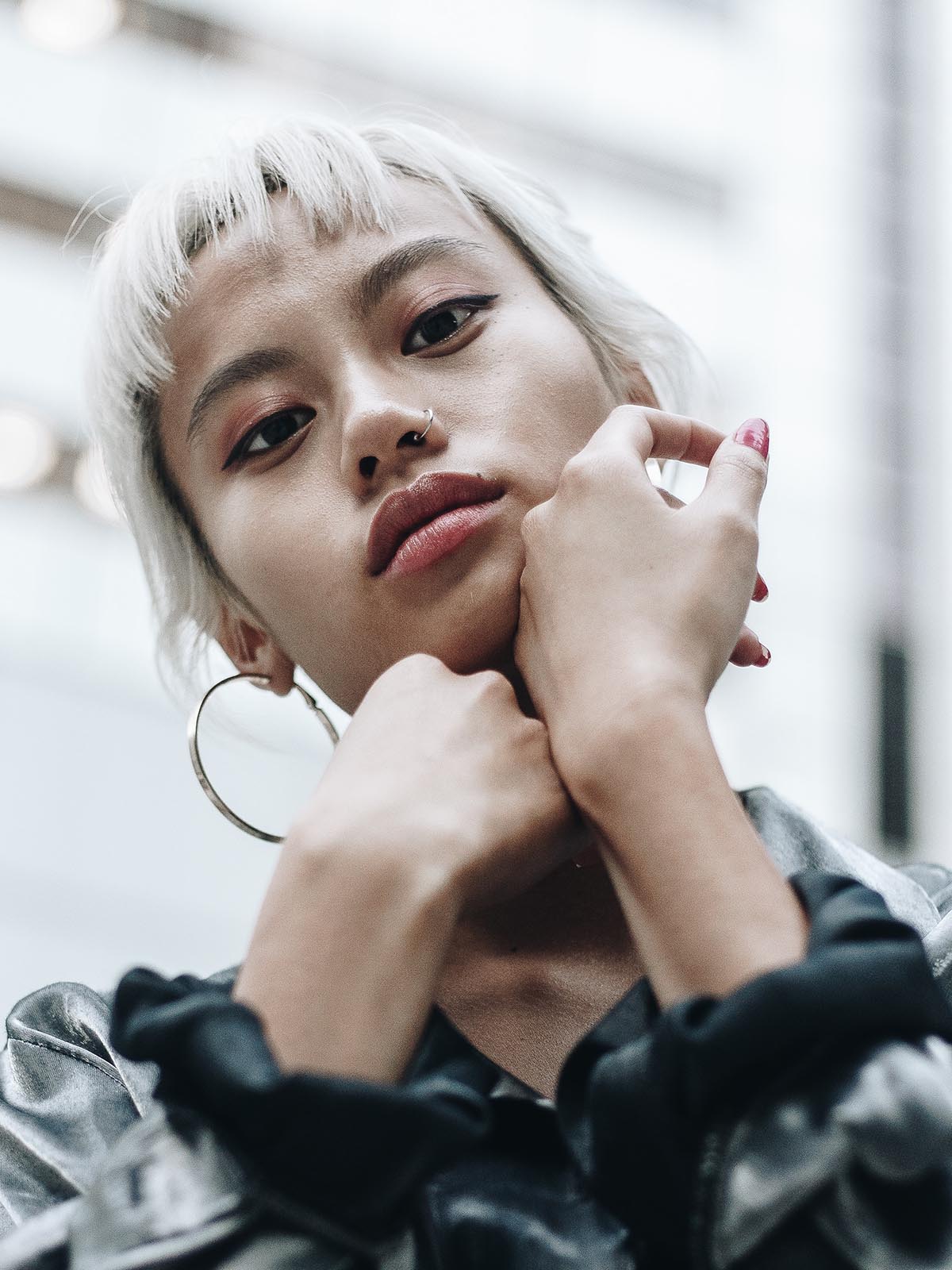 kvinna med blont hår tittar in i kameran